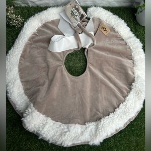 UGG
Bliss Mini Tree Skirt In PUTTY COLOR T/ 22 IN (55 CM) ROUND DIAMETER
$68.00